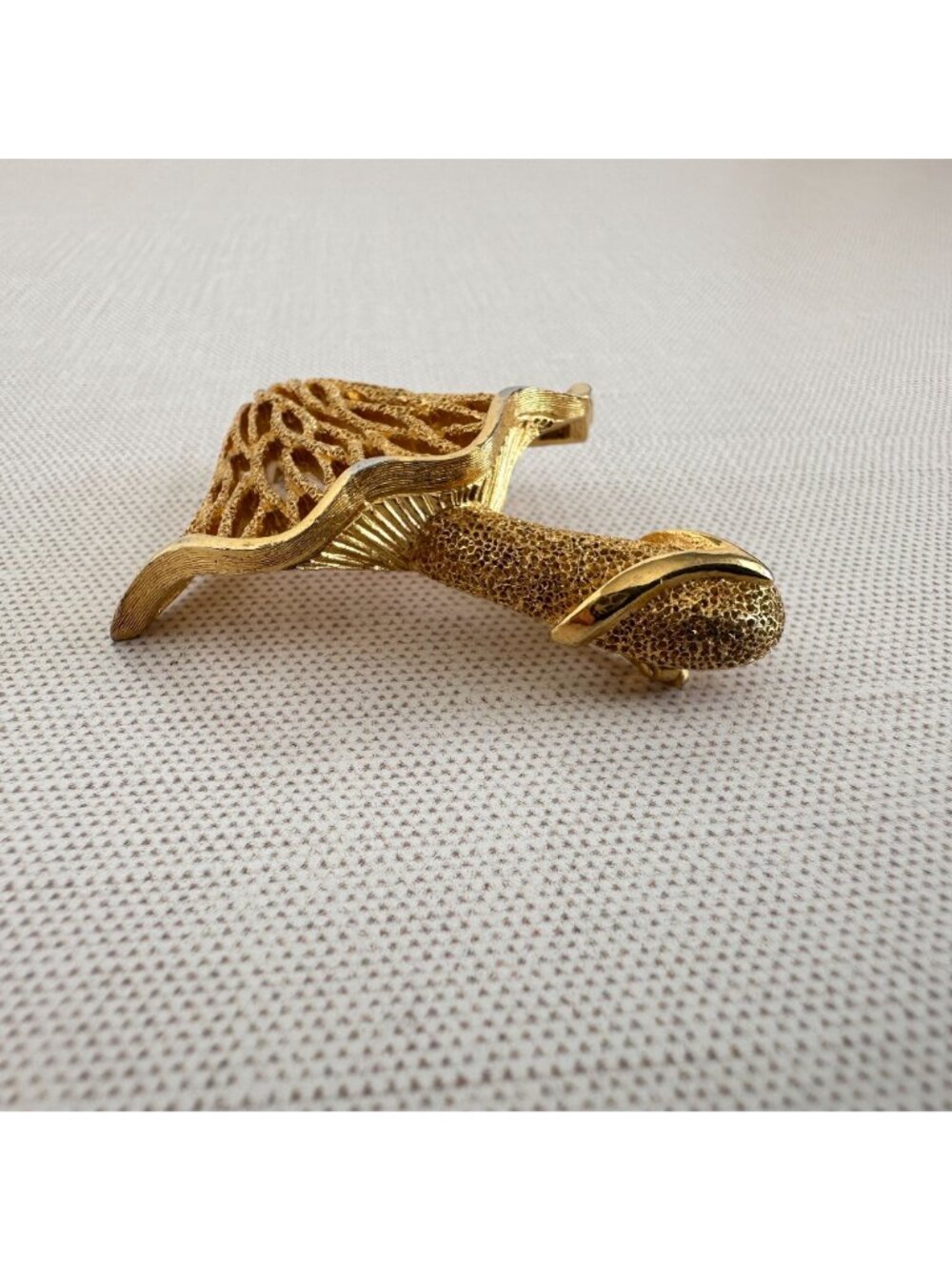 Crown Trifari Gold Tone Mushroom Brooch Openwork Textured Signed 1960s - Picture 5 of 8